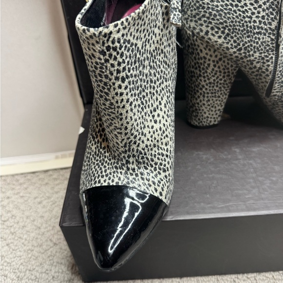 Printed cap toe ankle boot - Picture 2 of 4